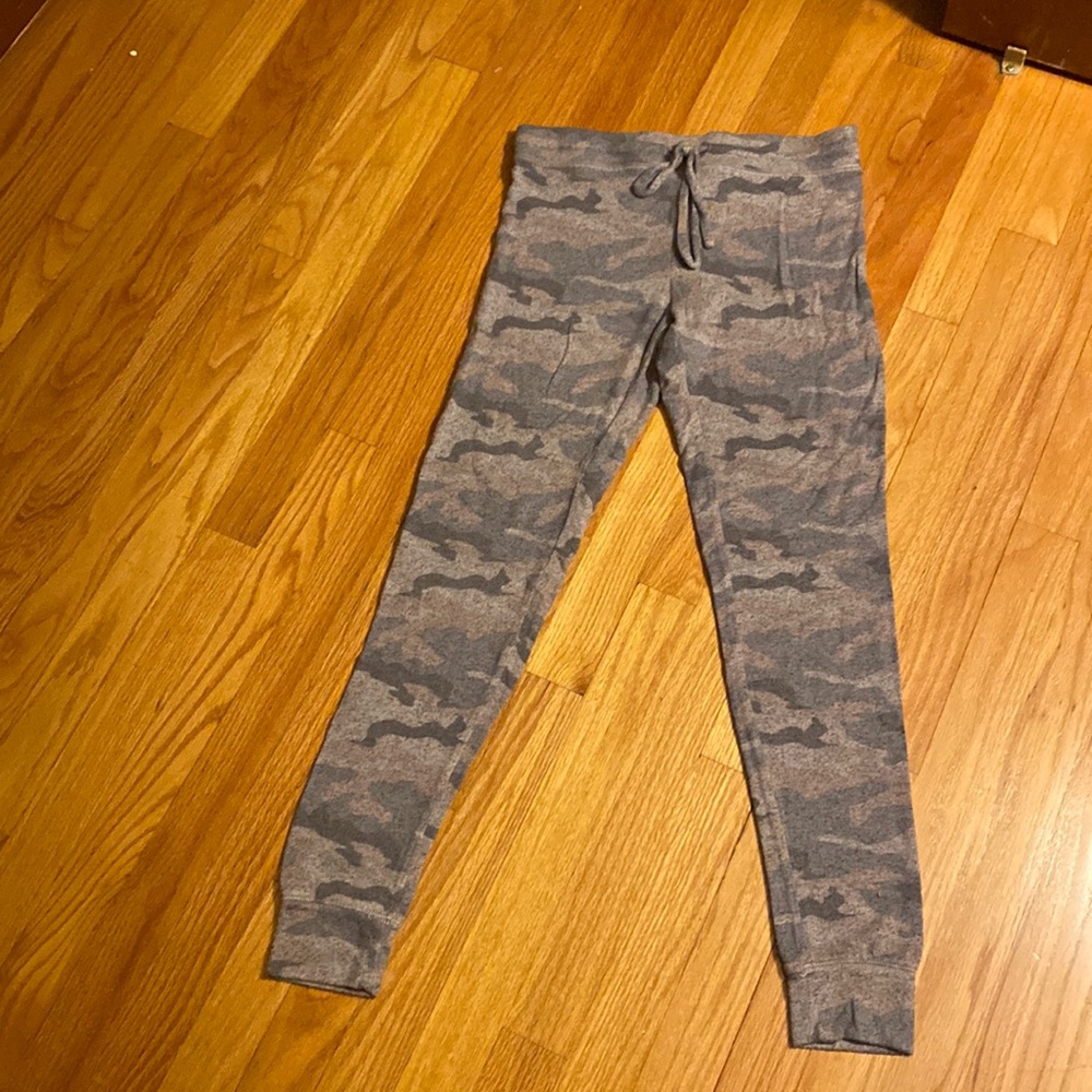 american eagle, medium pink and grey camo